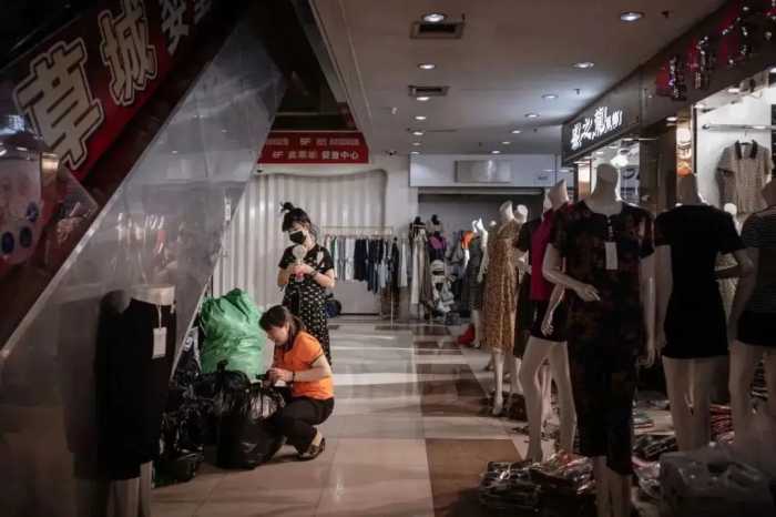 上海曾经最时髦的七浦路，如今辉煌不在，店家连搞直播都被骂惨→
